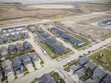 Saskatchewan, Saskatchewan 'daki Brighton banliyö mahallesini gösteren yüksek çözünürlüklü bir hava aracı fotoğrafı. Görüntü, açık bir günde konut, yeşil alanlar, sokaklar ve yakındaki konforların yerleşim yerlerini yakalıyor.