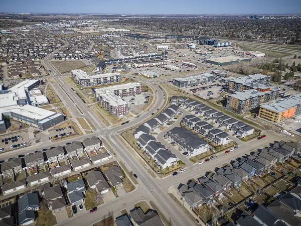 Saskatchewan, Saskatchewan 'daki Stonebridge mahallesinin yüksek çözünürlüklü hava aracı fotoğrafı. Görüntü, yerleşim evleri, ticari alanlar, parklar ve iyi planlanmış caddeleri yakalıyor ve kentsel yaşam ve yeşil alanlar içinde yer alıyor. 