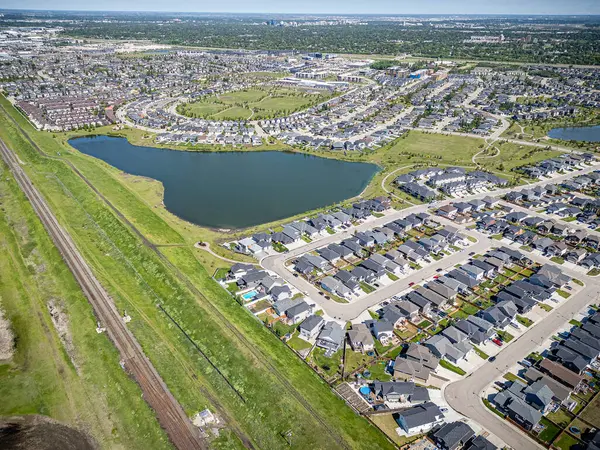 Saskatchewan, Saskatchewan 'daki Stonebridge mahallesinin yüksek çözünürlüklü hava aracı fotoğrafı. Görüntü, yerleşim evleri, ticari alanlar, parklar ve iyi planlanmış caddeleri yakalıyor ve kentsel yaşam ve yeşil alanlar içinde yer alıyor. 