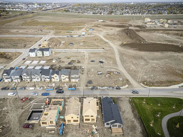 Saskatchewan, Saskatchewan 'daki Brighton banliyö mahallesini gösteren yüksek çözünürlüklü bir hava aracı fotoğrafı. Görüntü, açık bir günde konut, yeşil alanlar, sokaklar ve yakındaki konforların yerleşim yerlerini yakalıyor.
