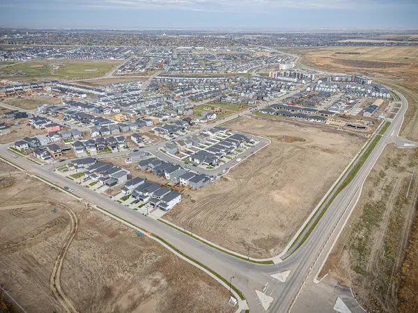 Saskatchewan, Saskatchewan 'daki Brighton banliyö mahallesini gösteren yüksek çözünürlüklü bir hava aracı fotoğrafı. Görüntü, açık bir günde konut, yeşil alanlar, sokaklar ve yakındaki konforların yerleşim yerlerini yakalıyor.