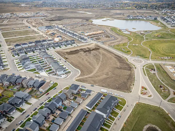 Saskatchewan, Saskatchewan 'daki Brighton banliyö mahallesini gösteren yüksek çözünürlüklü bir hava aracı fotoğrafı. Görüntü, açık bir günde konut, yeşil alanlar, sokaklar ve yakındaki konforların yerleşim yerlerini yakalıyor.
