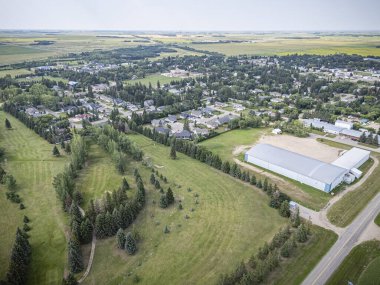 Waldheim, Saskatchewan 'ın hava aracıyla çekilmiş bir fotoğrafı. Bu kırsal bölgedeki yerleşim alanlarını, ağaçlandırılmış caddeleri, parkları ve açık arazilerle çevrili kamu binalarını vurguluyor..