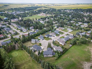 Waldheim, Saskatchewan 'ın hava aracıyla çekilmiş bir fotoğrafı. Bu kırsal bölgedeki yerleşim alanlarını, ağaçlandırılmış caddeleri, parkları ve açık arazilerle çevrili kamu binalarını vurguluyor..
