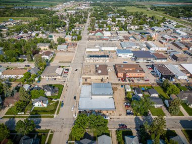 Humboldt, Saskatchewan 'ın hava insansız hava aracı fotoğrafı konutların, ağaçlarla kaplı sokakların, parkların ve manzaralı çayır manzarasıyla çevrili önemli kamu binalarının sergilenmesi..