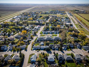 Yazın Osler, Saskatchewan 'ın hava aracıyla çekilmiş bir fotoğrafı, ağaç çizgili sokaklar, parklar ve çevresindeki tarım arazileri, bu küçük kırsal kasabanın cazibesini gözler önüne seriyor..