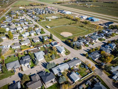 Yazın Osler, Saskatchewan 'ın hava aracıyla çekilmiş bir fotoğrafı, ağaç çizgili sokaklar, parklar ve çevresindeki tarım arazileri, bu küçük kırsal kasabanın cazibesini gözler önüne seriyor..