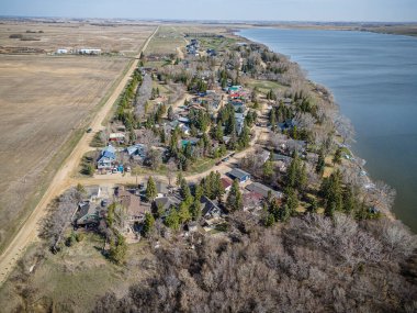 Shields, Saskatchewan 'ın yaz aylarında çekilmiş bir insansız hava aracı fotoğrafı, sergilenen konutlar, Blackstrap Gölü kıyıları, yeşil alanlar ve sakin, kırsal bir çevrede geçen eğlence alanları..