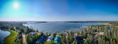 Emma Lake, Saskatchewan 'ın yaz aylarında çekilmiş hava aracı fotoğrafı. Deniz kenarındaki kulübeler, yemyeşil ormanlar, berrak göl ve dinlenme alanları, güzel ve huzurlu bir ortam yaratıyor..