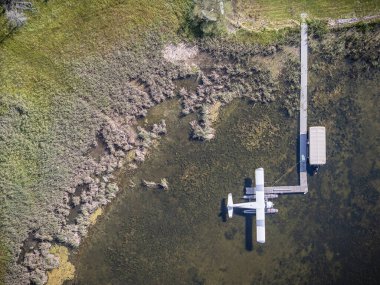 Emma Lake, Saskatchewan 'ın yaz aylarında çekilmiş hava aracı fotoğrafı. Deniz kenarındaki kulübeler, yemyeşil ormanlar, berrak göl ve dinlenme alanları, güzel ve huzurlu bir ortam yaratıyor..