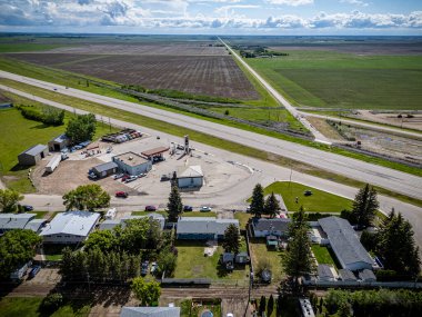 Delisle, Saskatchewan 'ın hava aracıyla çekilmiş bir fotoğrafı konut alanları, ağaçlarla kaplı caddeler, parklar ve manzaralı çayır manzarasıyla çevrili bu küçük kasabadaki konforlar..