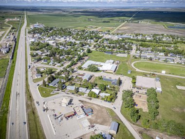 Delisle, Saskatchewan 'ın hava aracıyla çekilmiş bir fotoğrafı konut alanları, ağaçlarla kaplı caddeler, parklar ve manzaralı çayır manzarasıyla çevrili bu küçük kasabadaki konforlar..