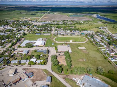 Delisle, Saskatchewan 'ın hava aracıyla çekilmiş bir fotoğrafı konut alanları, ağaçlarla kaplı caddeler, parklar ve manzaralı çayır manzarasıyla çevrili bu küçük kasabadaki konforlar..