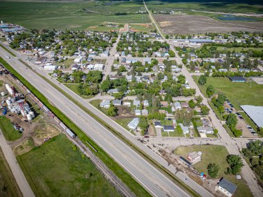 Delisle, Saskatchewan 'ın hava aracıyla çekilmiş bir fotoğrafı konut alanları, ağaçlarla kaplı caddeler, parklar ve manzaralı çayır manzarasıyla çevrili bu küçük kasabadaki konforlar..