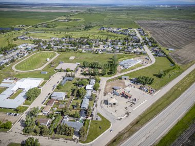 Delisle, Saskatchewan 'ın hava aracıyla çekilmiş bir fotoğrafı konut alanları, ağaçlarla kaplı caddeler, parklar ve manzaralı çayır manzarasıyla çevrili bu küçük kasabadaki konforlar..
