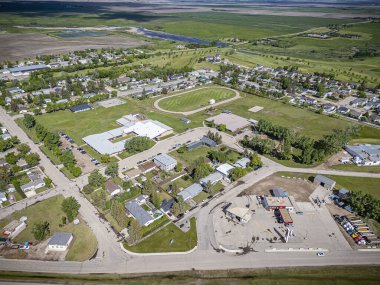 Delisle, Saskatchewan 'ın hava aracıyla çekilmiş bir fotoğrafı konut alanları, ağaçlarla kaplı caddeler, parklar ve manzaralı çayır manzarasıyla çevrili bu küçük kasabadaki konforlar..