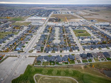 Warman, Saskatchewan 'ın yüksek çözünürlüklü insansız hava aracı fotoğrafı. Bu gelişmekte olan kentteki yerleşim alanları, parklar, açık yeşil alanlar ve sosyal konforlar yer alıyor..