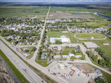 Delisle, Saskatchewan 'ın hava aracıyla çekilmiş bir fotoğrafı konut alanları, ağaçlarla kaplı caddeler, parklar ve manzaralı çayır manzarasıyla çevrili bu küçük kasabadaki konforlar..