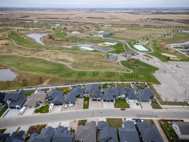 Warman, Saskatchewan 'ın yüksek çözünürlüklü insansız hava aracı fotoğrafı. Bu gelişmekte olan kentteki yerleşim alanları, parklar, açık yeşil alanlar ve sosyal konforlar yer alıyor..