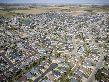 Warman, Saskatchewan 'ın yüksek çözünürlüklü insansız hava aracı fotoğrafı. Bu gelişmekte olan kentteki yerleşim alanları, parklar, açık yeşil alanlar ve sosyal konforlar yer alıyor..