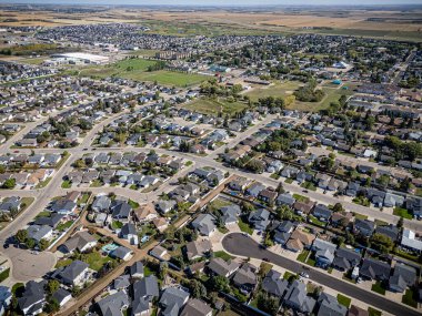 Warman, Saskatchewan 'ın yüksek çözünürlüklü insansız hava aracı fotoğrafı. Bu gelişmekte olan kentteki yerleşim alanları, parklar, açık yeşil alanlar ve sosyal konforlar yer alıyor..