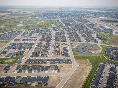 Warman, Saskatchewan 'ın yüksek çözünürlüklü insansız hava aracı fotoğrafı. Bu gelişmekte olan kentteki yerleşim alanları, parklar, açık yeşil alanlar ve sosyal konforlar yer alıyor..
