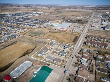 Warman, Saskatchewan 'ın yüksek çözünürlüklü insansız hava aracı fotoğrafı. Bu gelişmekte olan kentteki yerleşim alanları, parklar, açık yeşil alanlar ve sosyal konforlar yer alıyor..