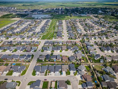 Warman, Saskatchewan 'ın yüksek çözünürlüklü insansız hava aracı fotoğrafı. Bu gelişmekte olan kentteki yerleşim alanları, parklar, açık yeşil alanlar ve sosyal konforlar yer alıyor..