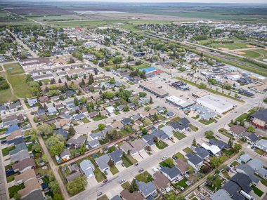 Warman, Saskatchewan 'ın yüksek çözünürlüklü insansız hava aracı fotoğrafı. Bu gelişmekte olan kentteki yerleşim alanları, parklar, açık yeşil alanlar ve sosyal konforlar yer alıyor..