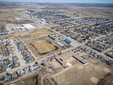 Warman, Saskatchewan 'ın yüksek çözünürlüklü insansız hava aracı fotoğrafı. Bu gelişmekte olan kentteki yerleşim alanları, parklar, açık yeşil alanlar ve sosyal konforlar yer alıyor..