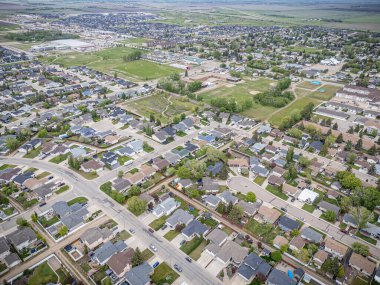 Warman, Saskatchewan 'ın yüksek çözünürlüklü insansız hava aracı fotoğrafı. Bu gelişmekte olan kentteki yerleşim alanları, parklar, açık yeşil alanlar ve sosyal konforlar yer alıyor..