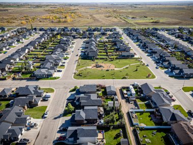 Martensville, Saskatchewan 'ın yüksek çözünürlüklü hava aracı fotoğrafı, büyüyen bu banliyö şehrinde konut alanları, ağaçlandırılmış caddeler, parklar ve toplum konforları sergileniyor..
