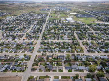 Martensville, Saskatchewan 'ın yüksek çözünürlüklü hava aracı fotoğrafı, büyüyen bu banliyö şehrinde konut alanları, ağaçlandırılmış caddeler, parklar ve toplum konforları sergileniyor..