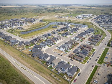 Martensville, Saskatchewan 'ın yüksek çözünürlüklü hava aracı fotoğrafı, büyüyen bu banliyö şehrinde konut alanları, ağaçlandırılmış caddeler, parklar ve toplum konforları sergileniyor..