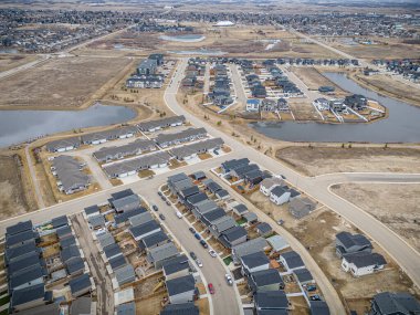 Martensville, Saskatchewan 'ın yüksek çözünürlüklü hava aracı fotoğrafı, büyüyen bu banliyö şehrinde konut alanları, ağaçlandırılmış caddeler, parklar ve toplum konforları sergileniyor..