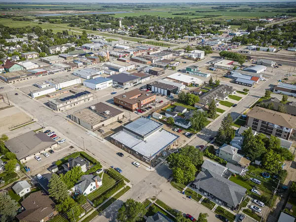 Humboldt, Saskatchewan 'ın hava insansız hava aracı fotoğrafı konutların, ağaçlarla kaplı sokakların, parkların ve manzaralı çayır manzarasıyla çevrili önemli kamu binalarının sergilenmesi..