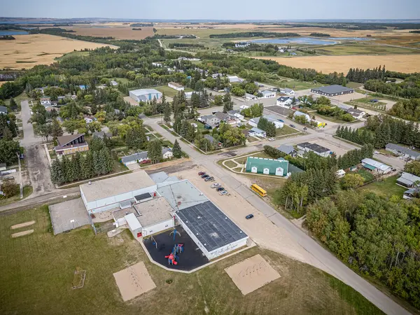 Middle Lake, Saskatchewan 'ın hava aracıyla çekilmiş bir fotoğrafı, konut evleri, ağaçlarla kaplı caddeler, yerel parklar ve çevresindeki tarım arazileri, bu küçük kırsal kesimin sükunetini yansıtıyor..