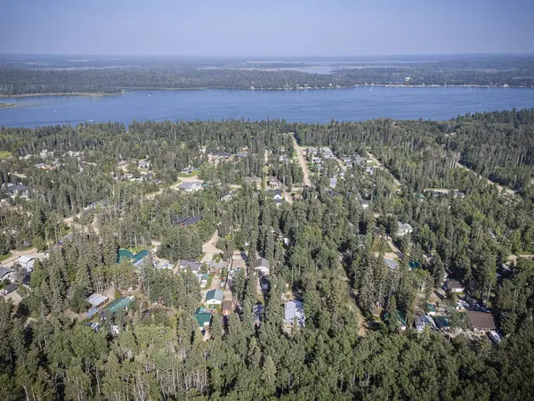 Emma Lake, Saskatchewan 'ın yaz aylarında çekilmiş hava aracı fotoğrafı. Deniz kenarındaki kulübeler, yemyeşil ormanlar, berrak göl ve dinlenme alanları, güzel ve huzurlu bir ortam yaratıyor..