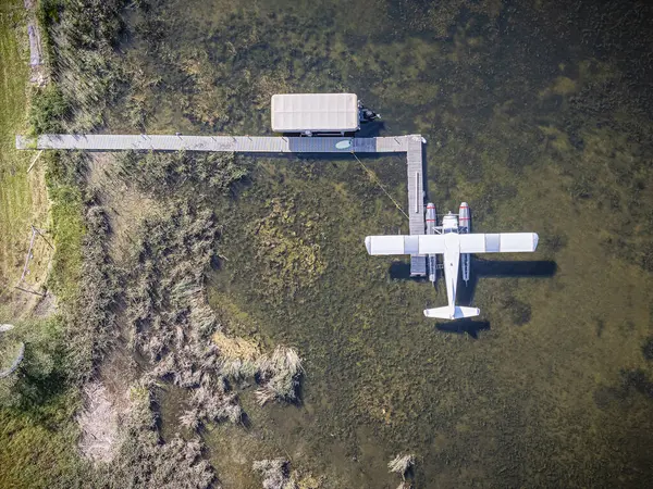 Emma Lake, Saskatchewan 'ın yaz aylarında çekilmiş hava aracı fotoğrafı. Deniz kenarındaki kulübeler, yemyeşil ormanlar, berrak göl ve dinlenme alanları, güzel ve huzurlu bir ortam yaratıyor..