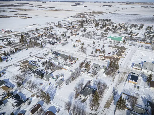 Wakaw, Saskatchewan 'ın kışın çekilen insansız hava aracı fotoğrafı, karla kaplı yerleşim alanları, sokaklar, parklar ve halka açık alanlar, resimli, karlı bir manzarayla çevrili..