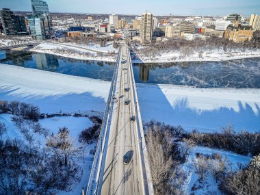 Saskatchewan şehir merkezindeki Saskatchewan şehir merkezinin yüksek çözünürlüklü hava aracı fotoğrafı, şehir binalarını, Güney Saskatchewan Nehri 'ni, köprüleri ve şehir merkezindeki şehir parklarını yakalıyor..