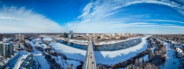 Saskatchewan şehir merkezindeki Saskatchewan şehir merkezinin yüksek çözünürlüklü hava aracı fotoğrafı, şehir binalarını, Güney Saskatchewan Nehri 'ni, köprüleri ve şehir merkezindeki şehir parklarını yakalıyor..