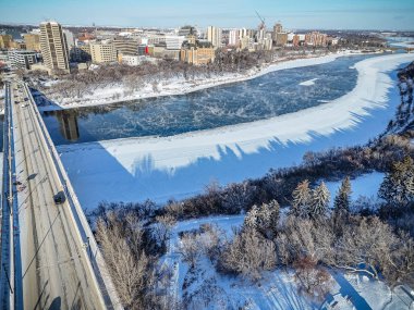 Saskatchewan şehir merkezindeki Saskatchewan şehir merkezinin yüksek çözünürlüklü hava aracı fotoğrafı, şehir binalarını, Güney Saskatchewan Nehri 'ni, köprüleri ve şehir merkezindeki şehir parklarını yakalıyor..