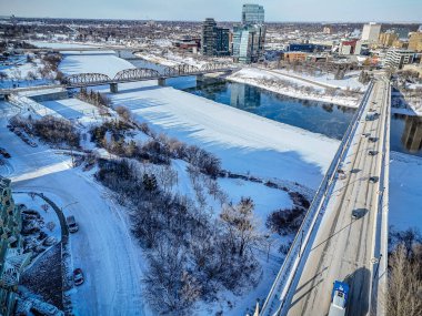 Saskatchewan şehir merkezindeki Saskatchewan şehir merkezinin yüksek çözünürlüklü hava aracı fotoğrafı, şehir binalarını, Güney Saskatchewan Nehri 'ni, köprüleri ve şehir merkezindeki şehir parklarını yakalıyor..