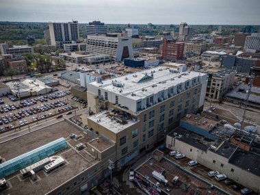 Saskatchewan şehir merkezindeki Saskatchewan şehir merkezinin yüksek çözünürlüklü hava aracı fotoğrafı, şehir binalarını, Güney Saskatchewan Nehri 'ni, köprüleri ve şehir merkezindeki şehir parklarını yakalıyor..
