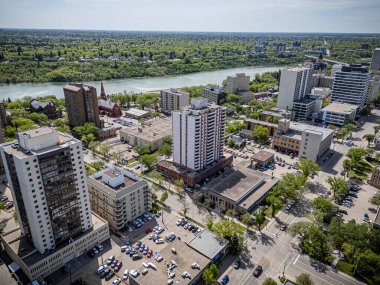 Saskatchewan şehir merkezindeki Saskatchewan şehir merkezinin yüksek çözünürlüklü hava aracı fotoğrafı, şehir binalarını, Güney Saskatchewan Nehri 'ni, köprüleri ve şehir merkezindeki şehir parklarını yakalıyor..