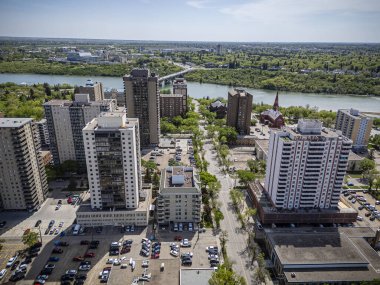 Saskatchewan şehir merkezindeki Saskatchewan şehir merkezinin yüksek çözünürlüklü hava aracı fotoğrafı, şehir binalarını, Güney Saskatchewan Nehri 'ni, köprüleri ve şehir merkezindeki şehir parklarını yakalıyor..