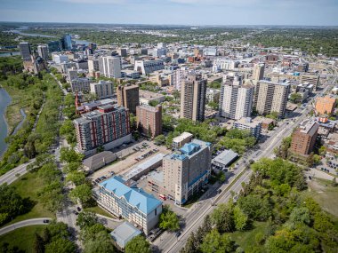 Saskatchewan şehir merkezindeki Saskatchewan şehir merkezinin yüksek çözünürlüklü hava aracı fotoğrafı, şehir binalarını, Güney Saskatchewan Nehri 'ni, köprüleri ve şehir merkezindeki şehir parklarını yakalıyor..