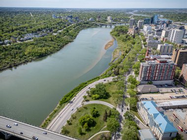 Saskatchewan şehir merkezindeki Saskatchewan şehir merkezinin yüksek çözünürlüklü hava aracı fotoğrafı, şehir binalarını, Güney Saskatchewan Nehri 'ni, köprüleri ve şehir merkezindeki şehir parklarını yakalıyor..