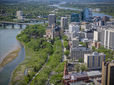 Saskatchewan şehir merkezindeki Saskatchewan şehir merkezinin yüksek çözünürlüklü hava aracı fotoğrafı, şehir binalarını, Güney Saskatchewan Nehri 'ni, köprüleri ve şehir merkezindeki şehir parklarını yakalıyor..